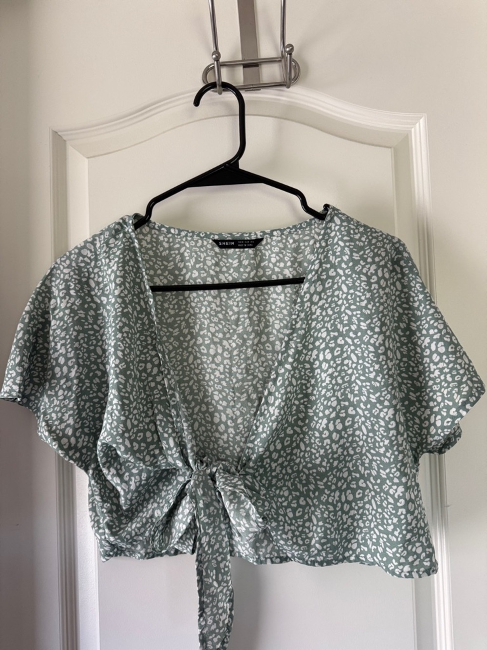 SHEIN Sage Green Tie-Front Printed Crop Top / AA80